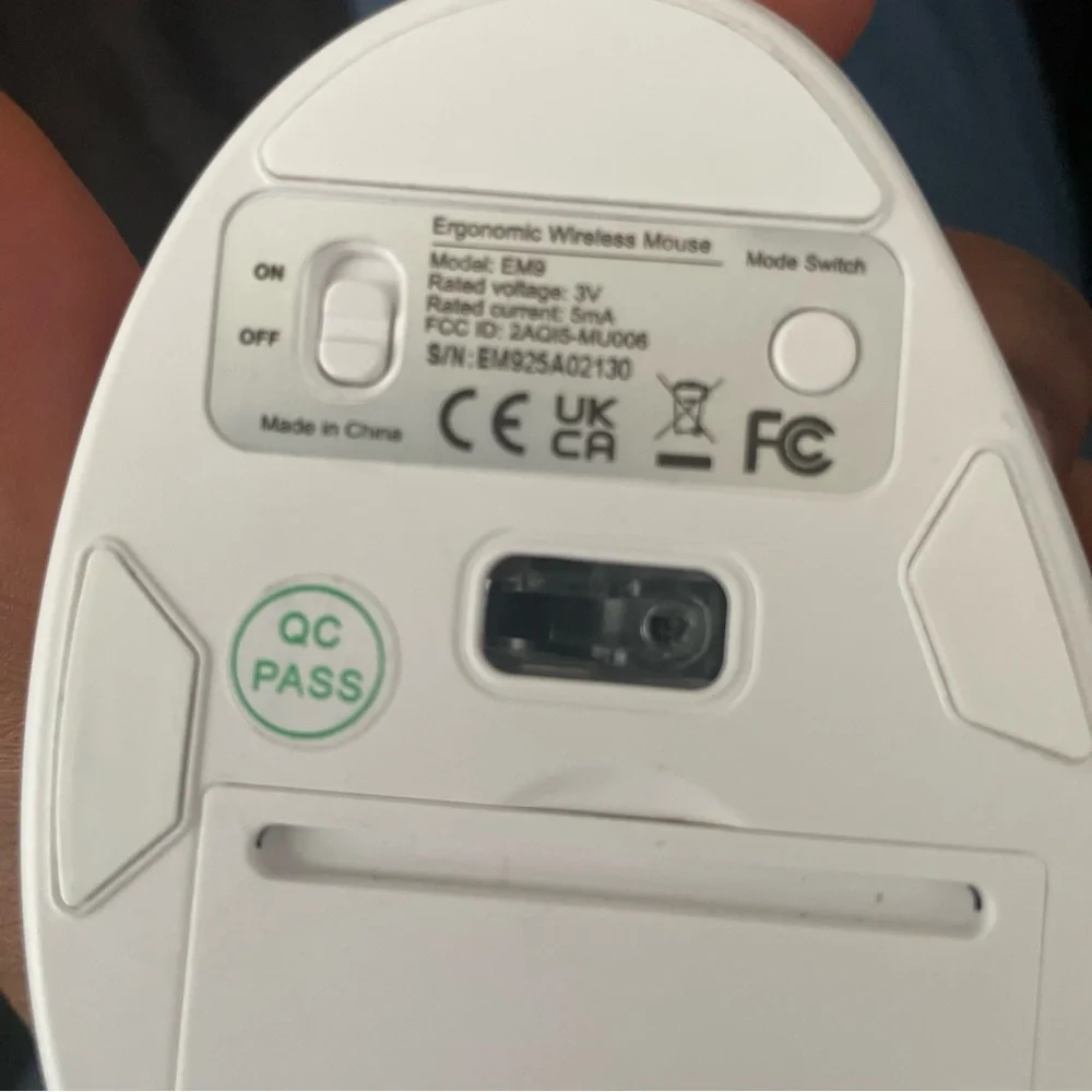 White Ergonomic Wireless Mouse